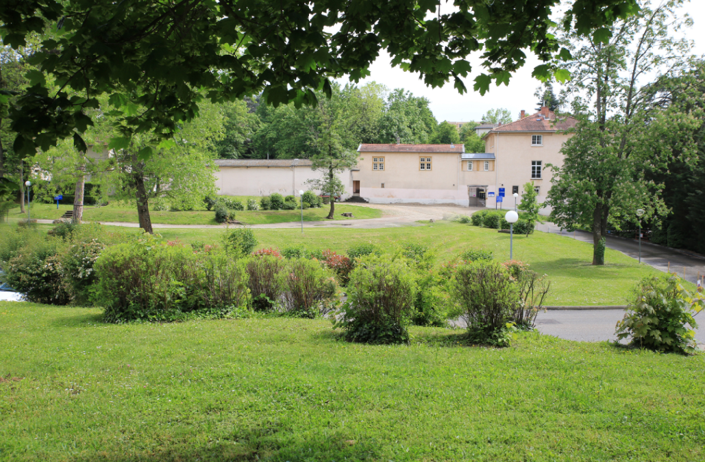 Vue du parc de l’Espace de l’Ouest Lyonnais avec au fond le bâtiment « Prieuré » qui accueille de nombreuses salles de sous-commission