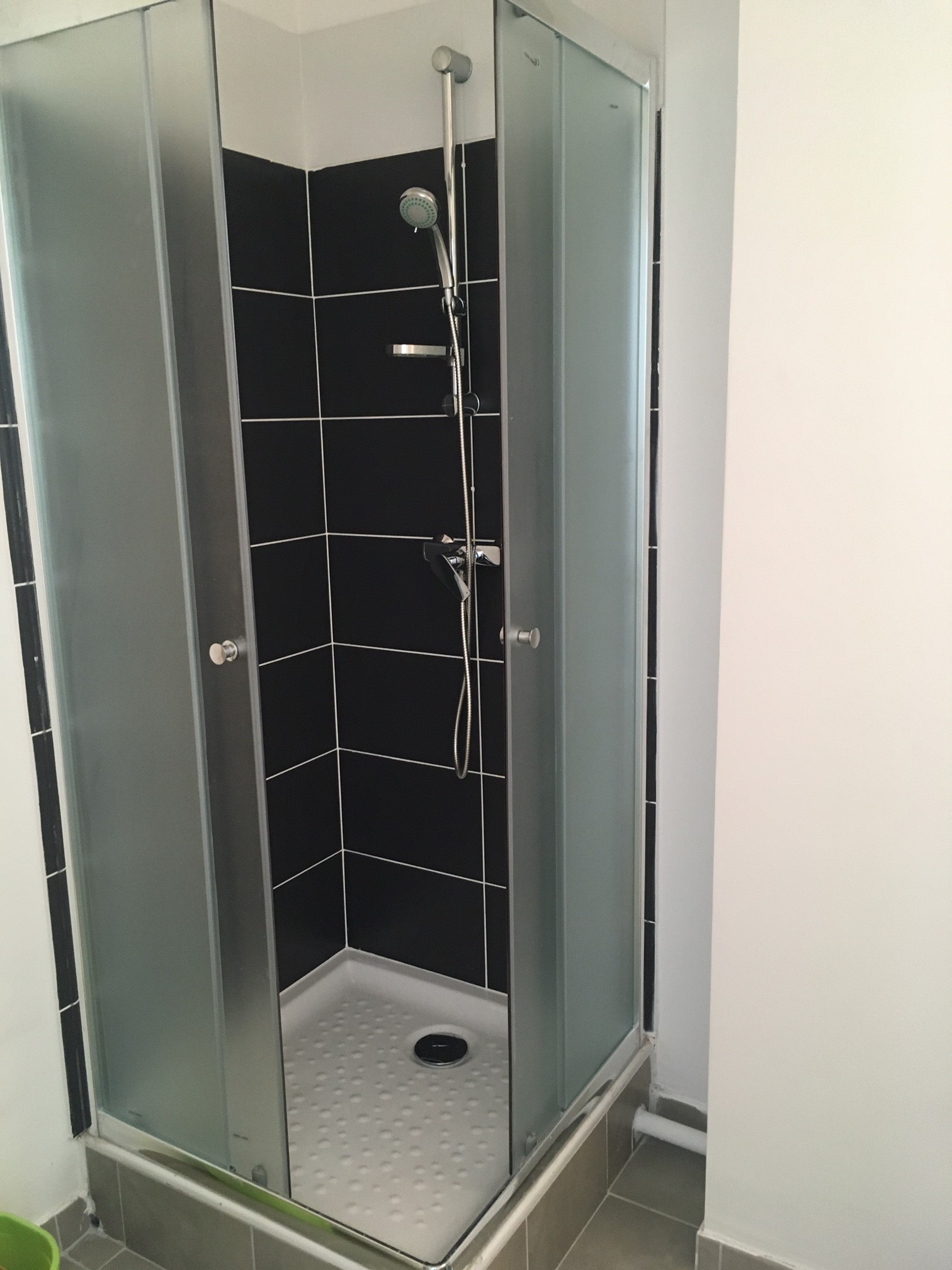 la douche vitrée d&#039;une salle de bain neuve dans un logement