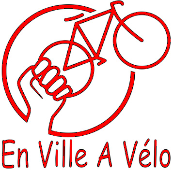 Logo En Ville à Vélo : dessin d&#039;une main tenant un vélo par la roue arrière