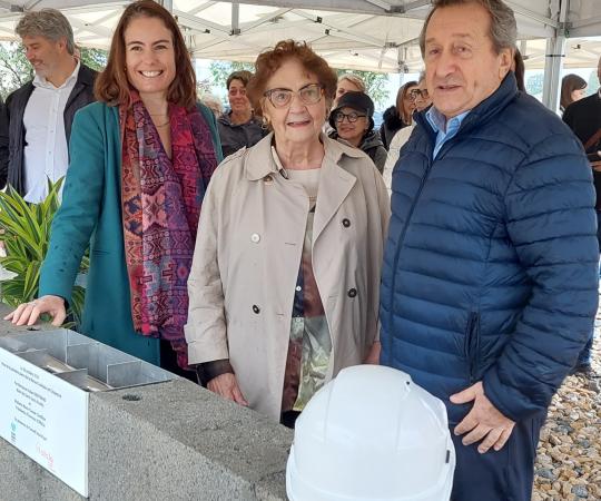 Le maire et la présidente d'Alfa3a à la pose de la première pierre de la maison solidaire et citoyenne