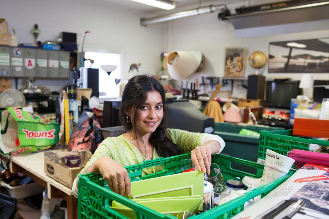 Jeune femme travailleur en insertion tri Atelier gessien de collecte et de recyclage